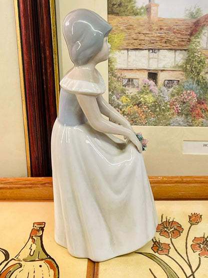 Porcelanas La Victoria Figurine Spain –  Elegant Porcelain Lady