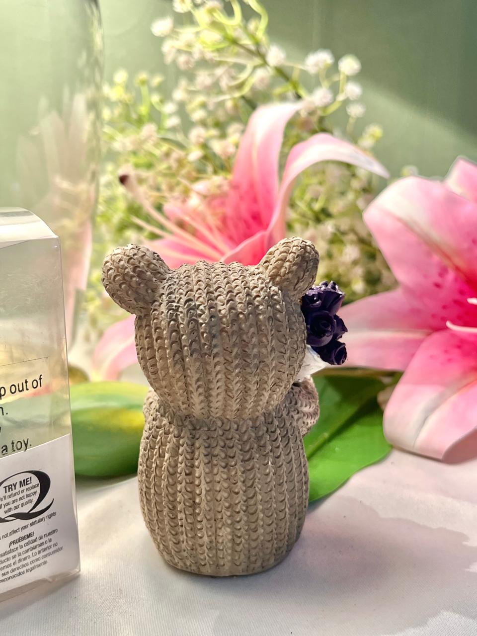 Teddy Bear with Purple Rose Bouquet Figurine – Romantic Gift Ornament, Approx. 10 cm
