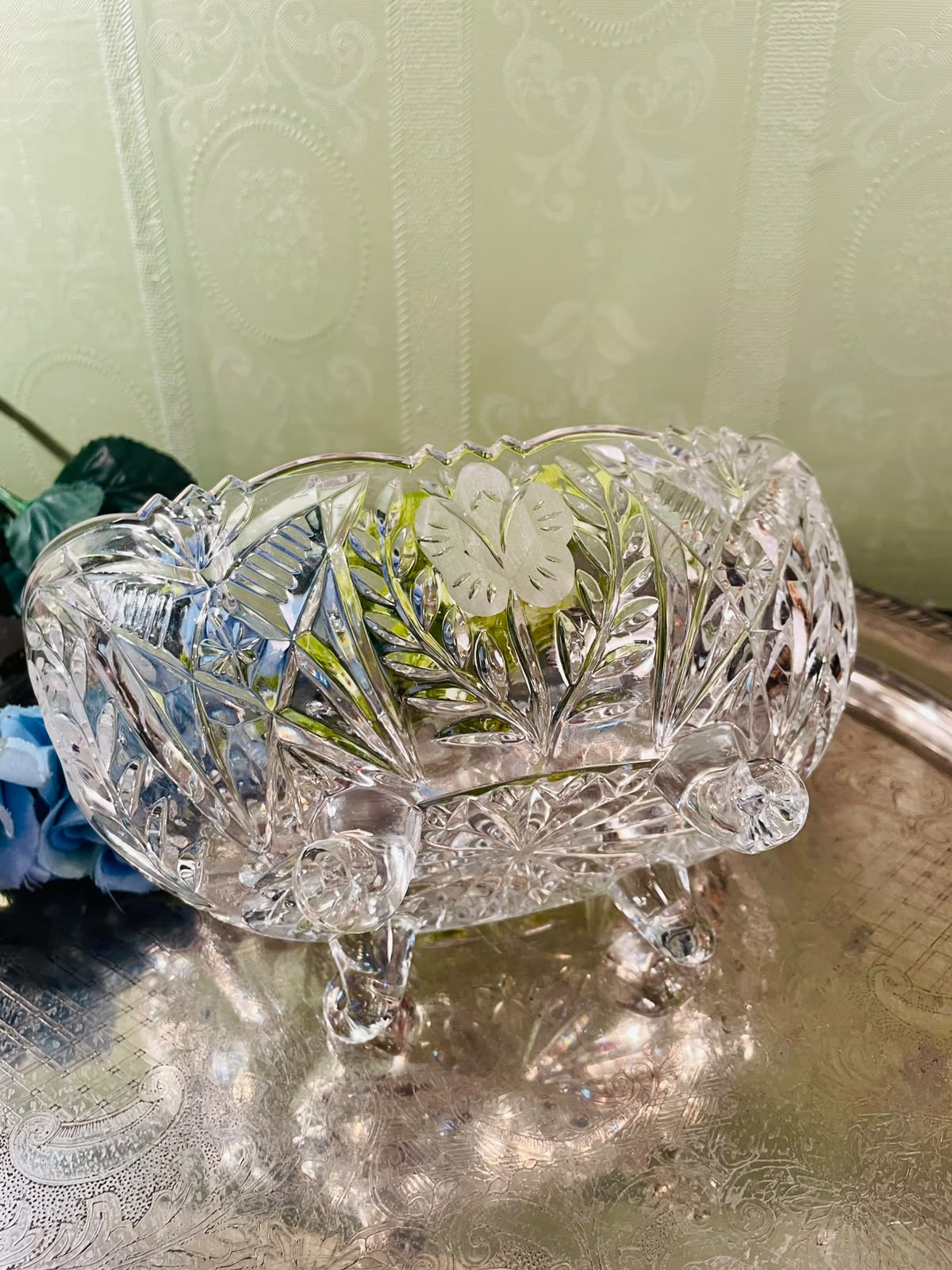Clear Crystal Leaf-Pattern Serving Bowl – 8 Inch