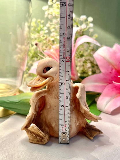 Quirky Duck Figurine – Sitting Duck Ornament with Expressive Face, Approx. 9 cm
