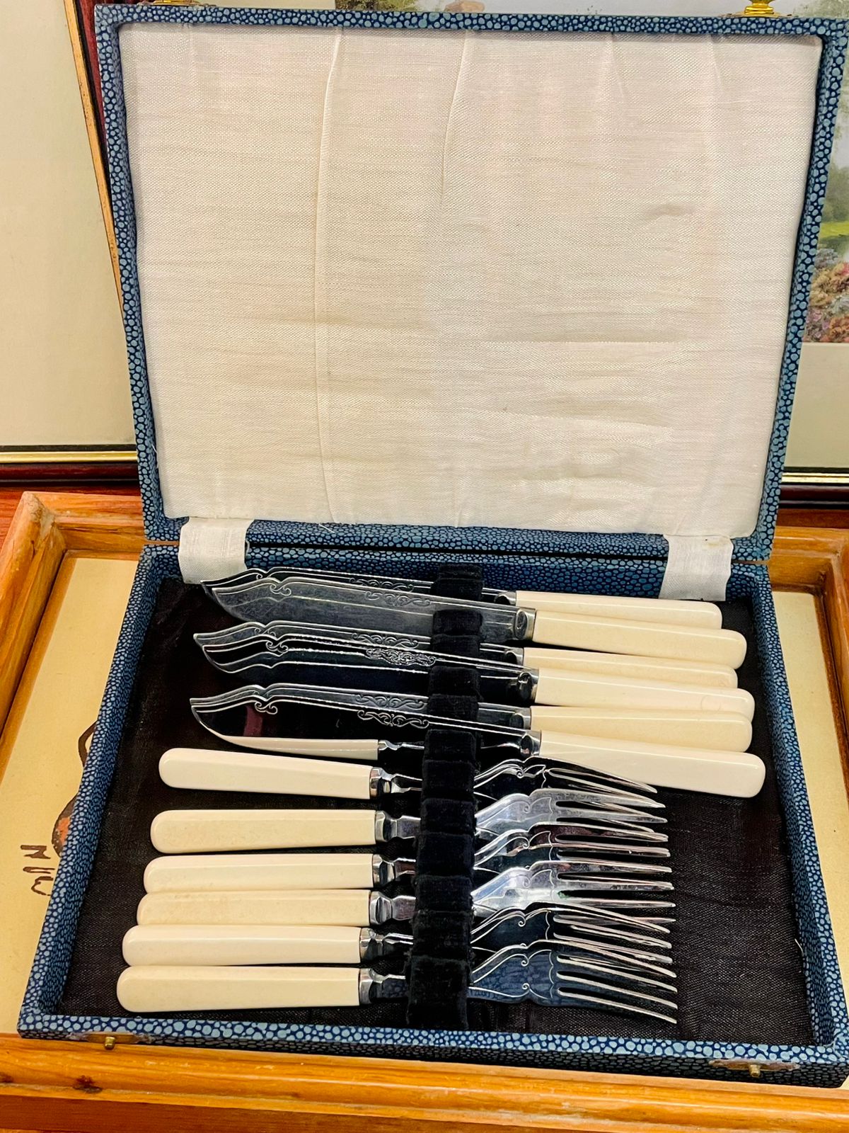 vintage cutlery, cream handle cutlery, stainless steel cutlery, vintage knives forks, retro cutlery set, afternoon tea cutlery, cottagecore kitchen, vintage kitchenware, gift set, presentation box cutlery, collectible cutlery