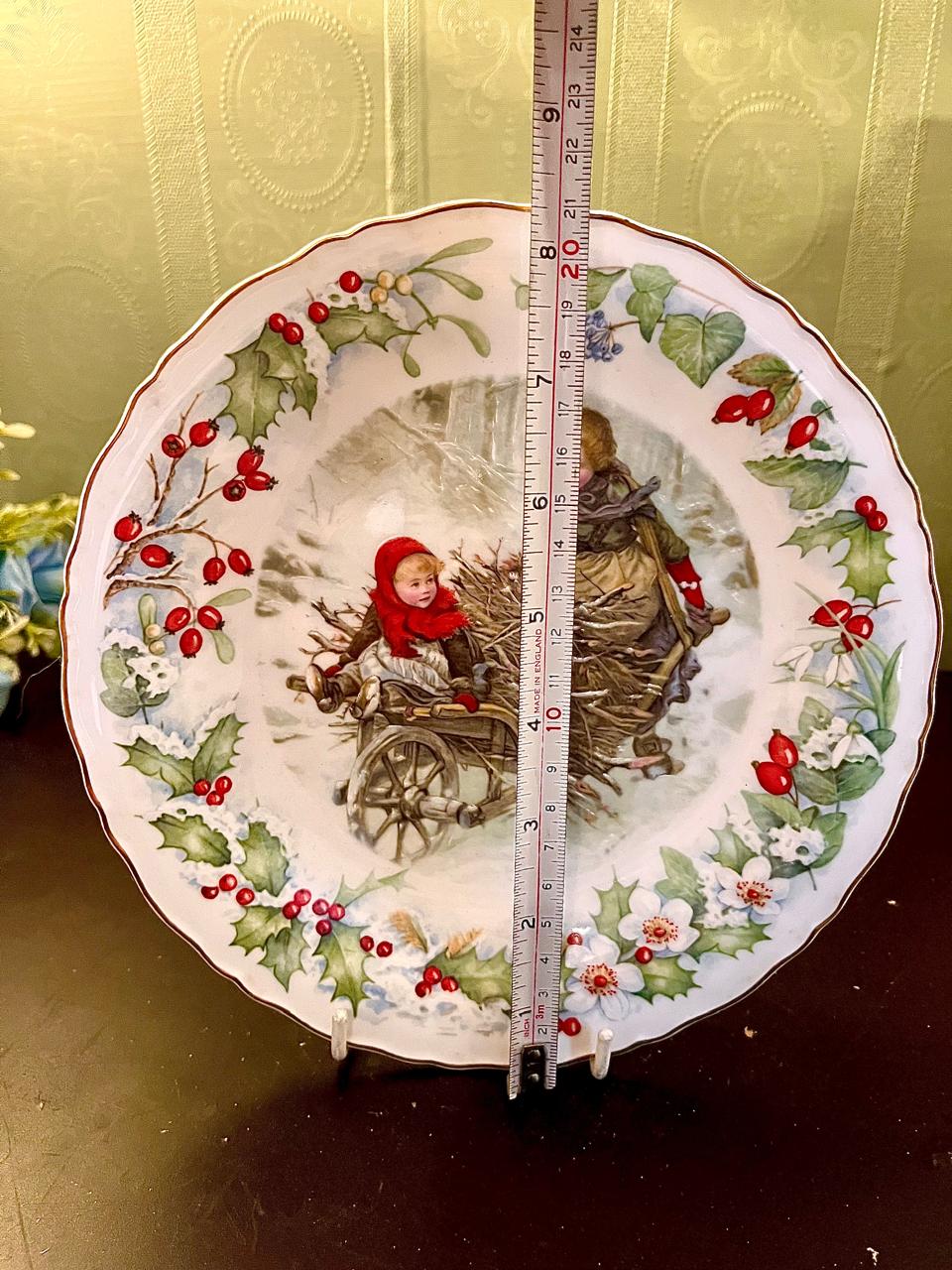Vintage Christmas Collector Plate Children on Winter Cart Holly Border 8 Inch