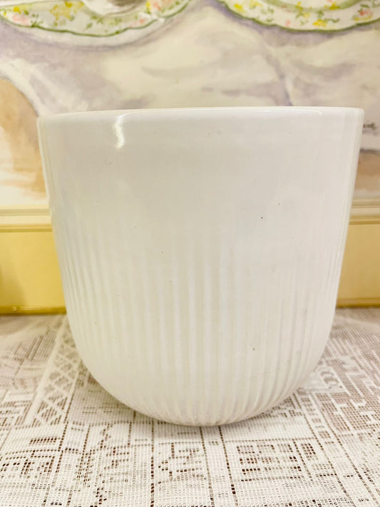 "Elegant Ribbed White Porcelain Pot – Simple, Modern Home Decor"