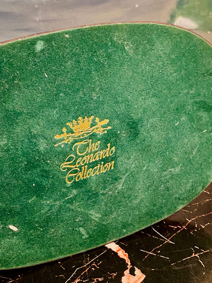 The Leonardo Collection “Seated Lady in Hat” Figurine – Elegant Porcelain Sculpture