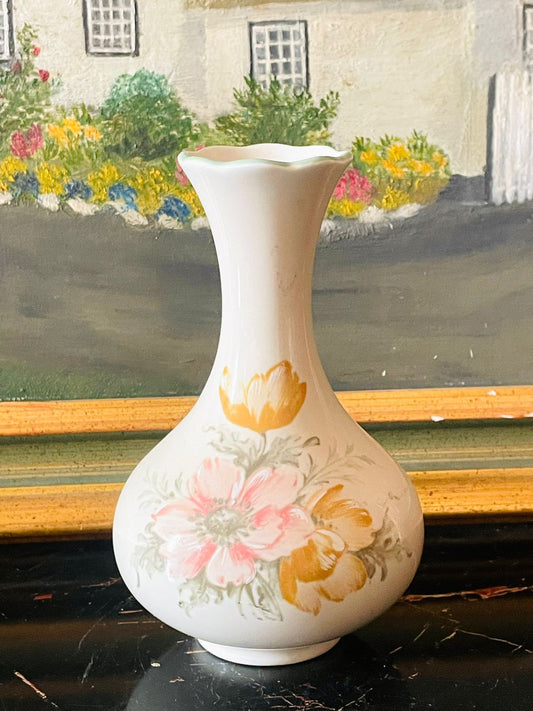 st michael anemone vase, vintage english vase, floral bud vase england, bone china vase, marks and spencer vintage decor, english floral homeware, rare thrift finds pakistan, heritage english pottery, sunset kitchen vintage, pastel flower vase