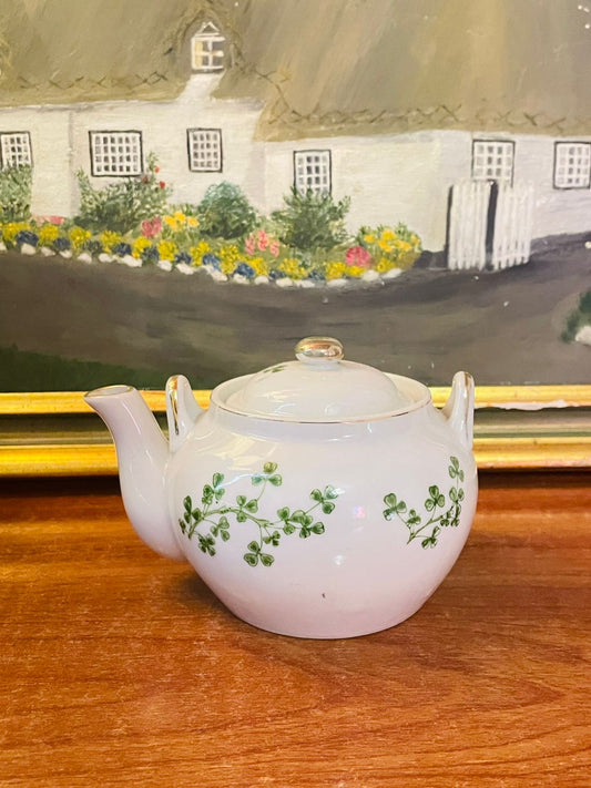 Vintage Ceramic Teapot – Made in England – Timeless Elegance for Tea Lovers