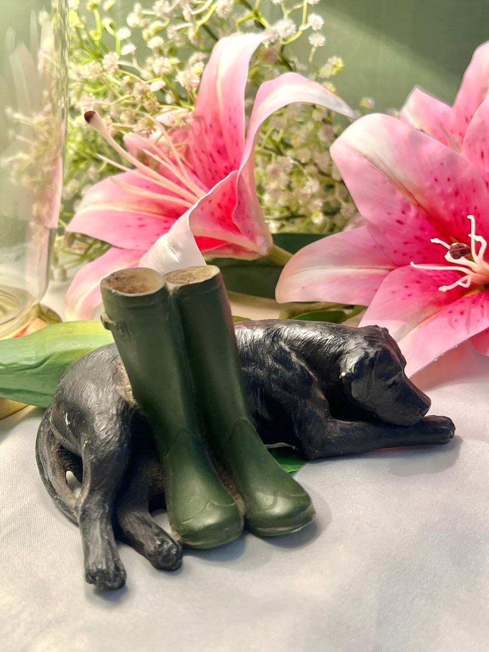 Black Labrador Dog with Green Wellington Boots Figurine – Country Decor, Approx. 13 cm