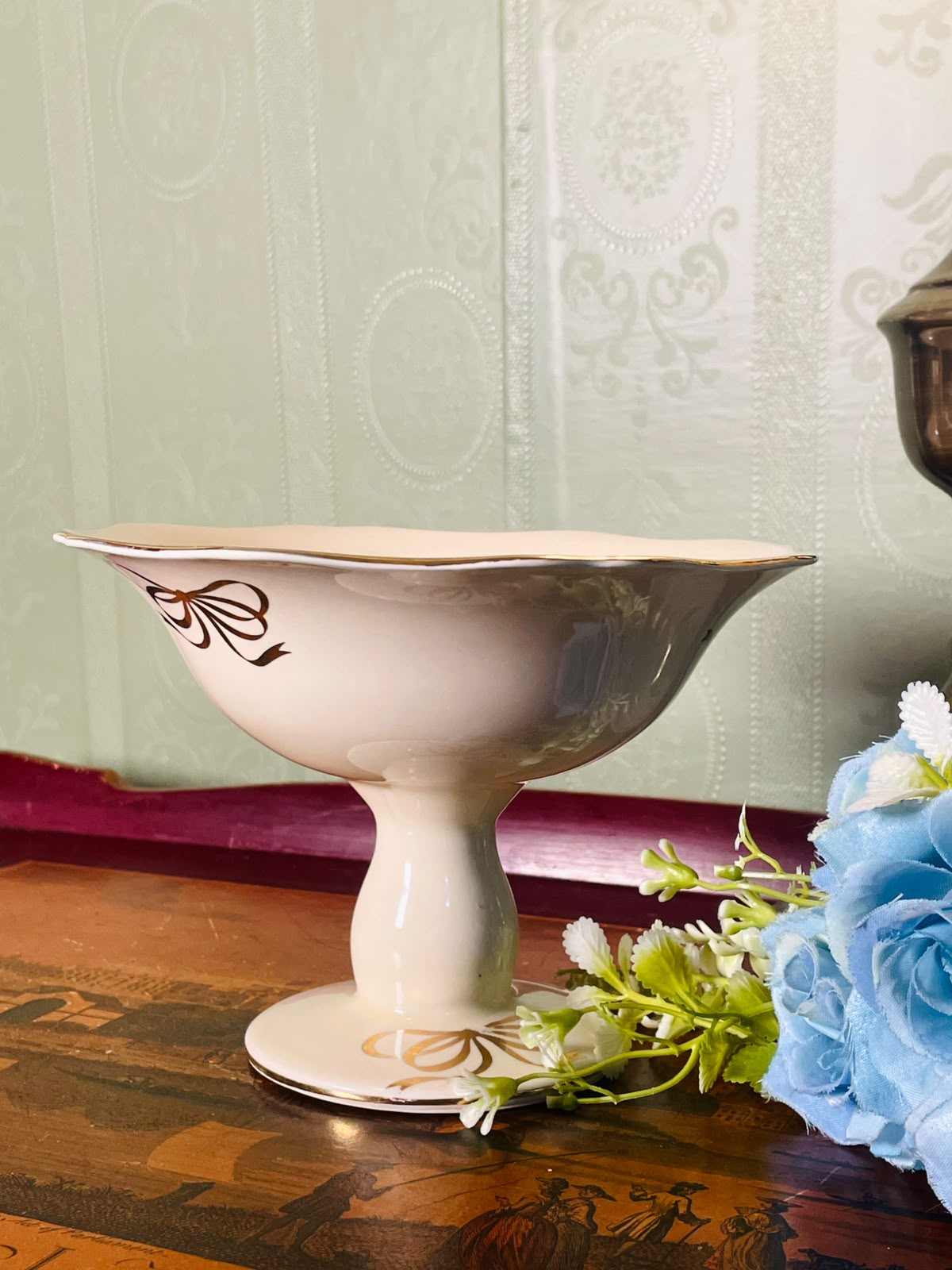 Cream & Gold Pedestal Serving Bowl – 16 cm
