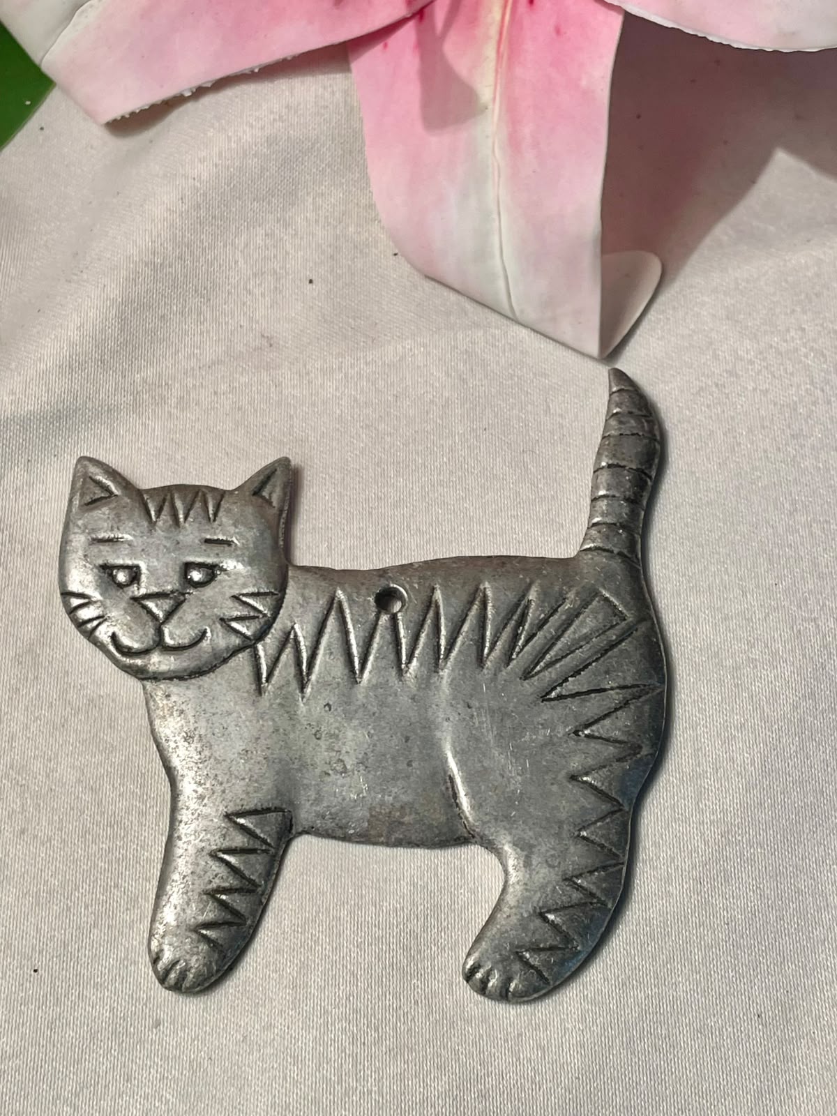 Silver-Tone Metal Cat Wall Ornament – Approx. 6 cm