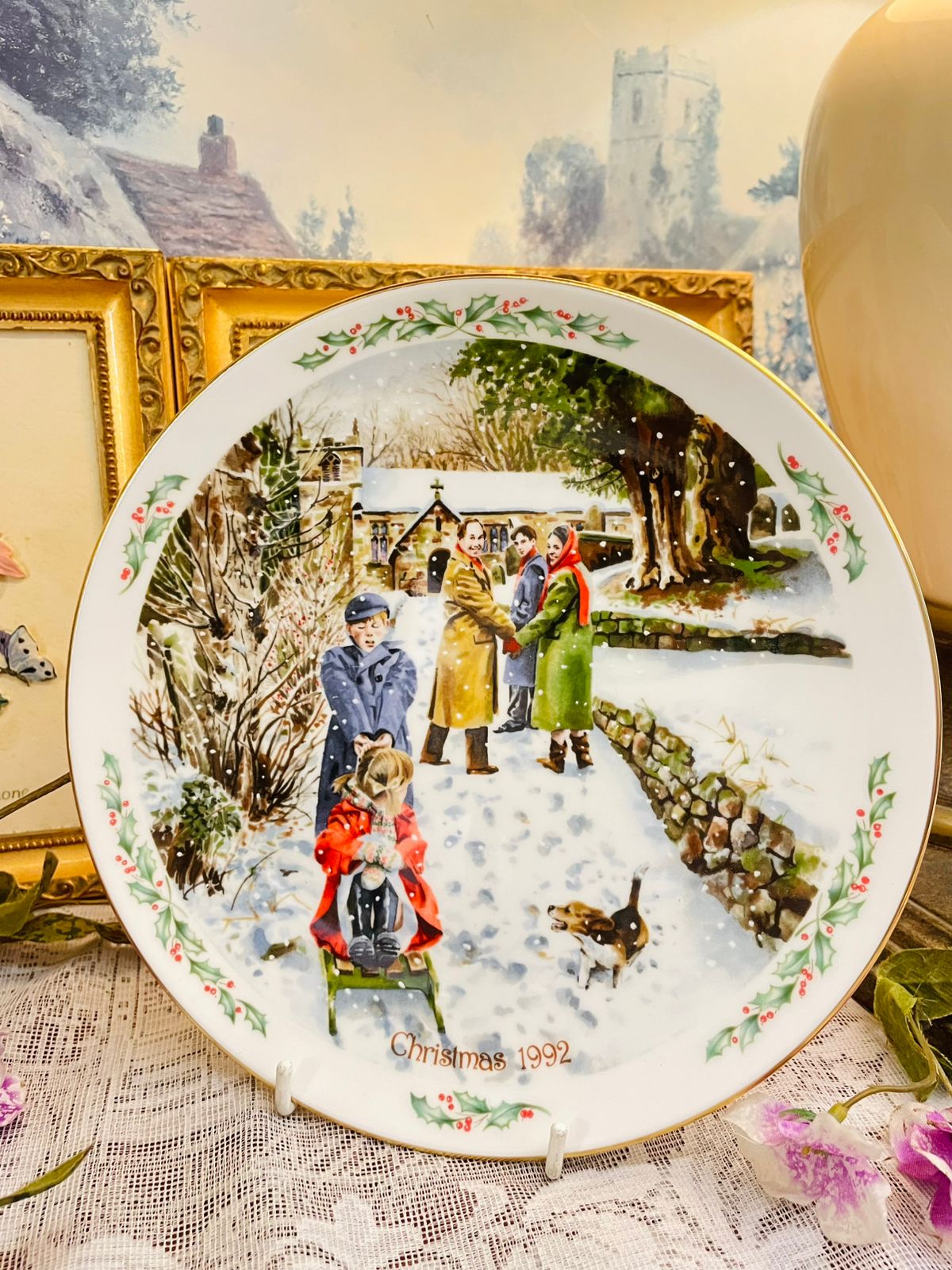 Royal Doulton 1992 Christmas Plate Going to Church 8in