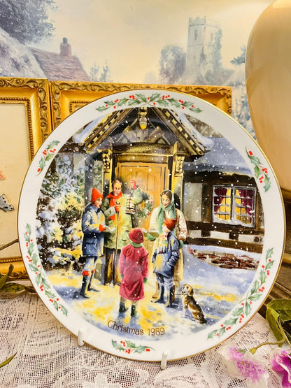 Royal Doulton 1989 Christmas Plate Caroling England 8in