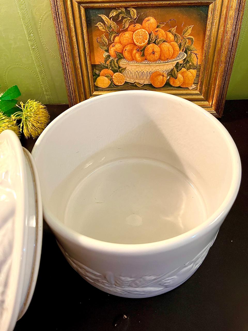 Vintage 3D Embossed White Airtight Ceramic Storage Jar 20cm