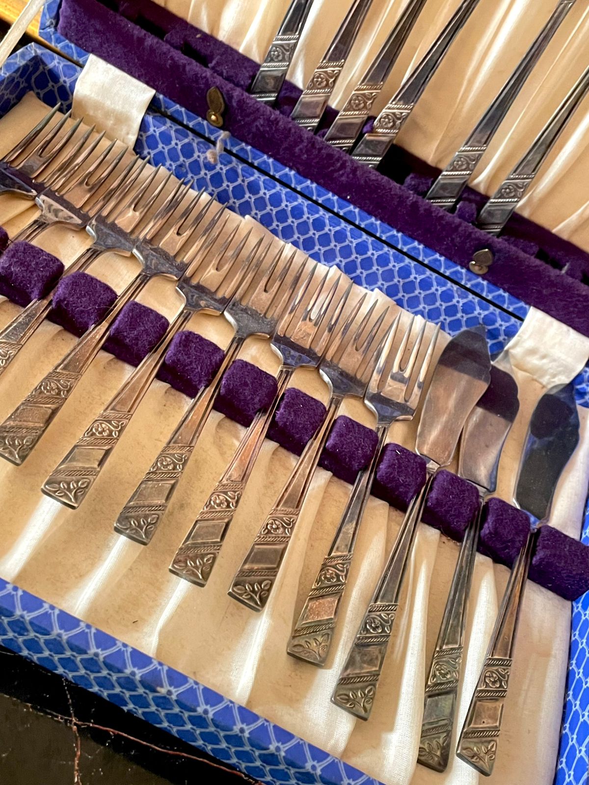 Vintage Silver-Plated Dessert Fork & Knife Set – 18 Pieces in Original Velvet-Lined Box