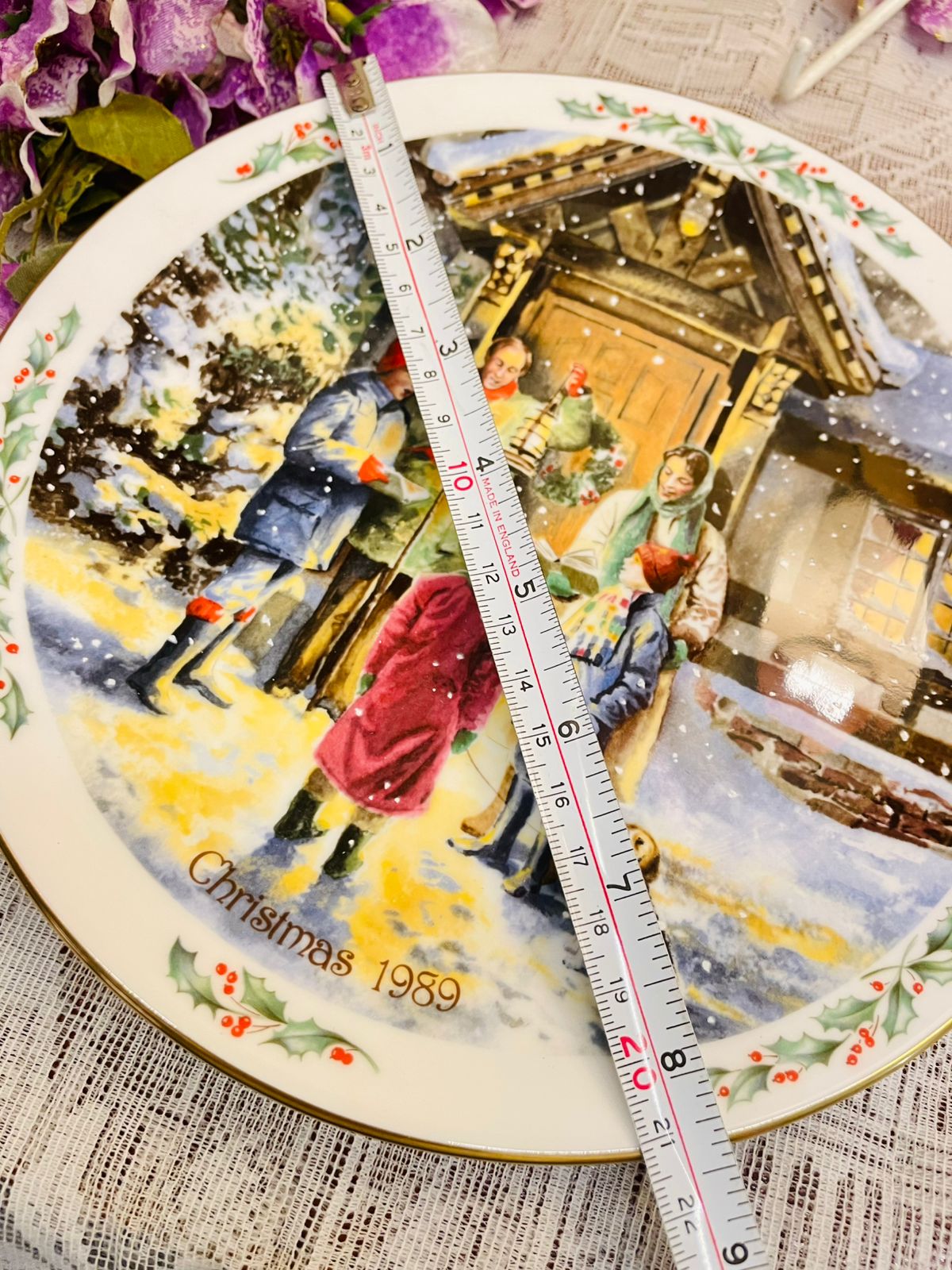 Royal Doulton 1989 Christmas Plate Caroling England 8in