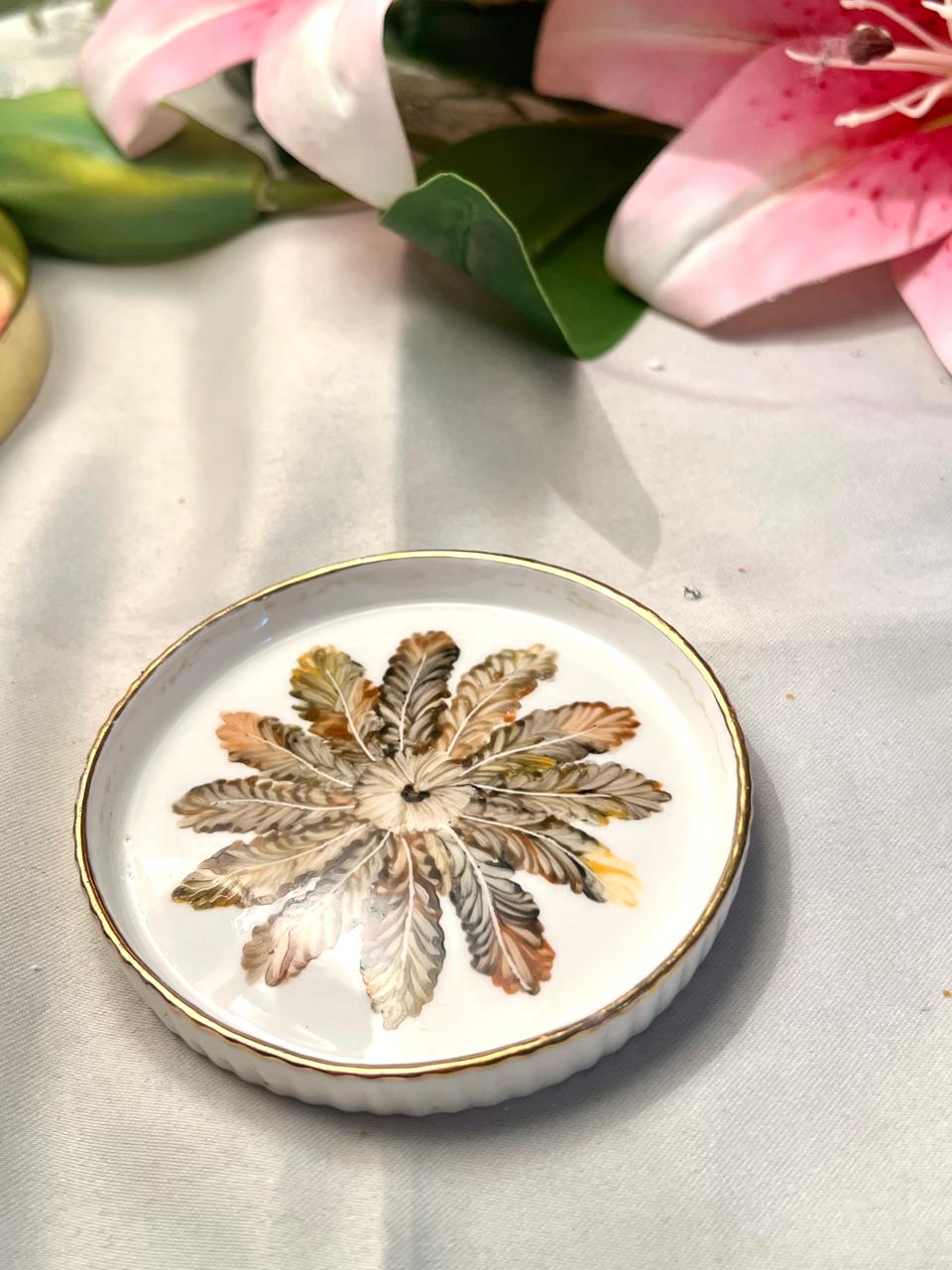 Hand-Painted Elizabeth Carlyle Porcelain Leaf Dish with Gold Trim Approx. 9 cm