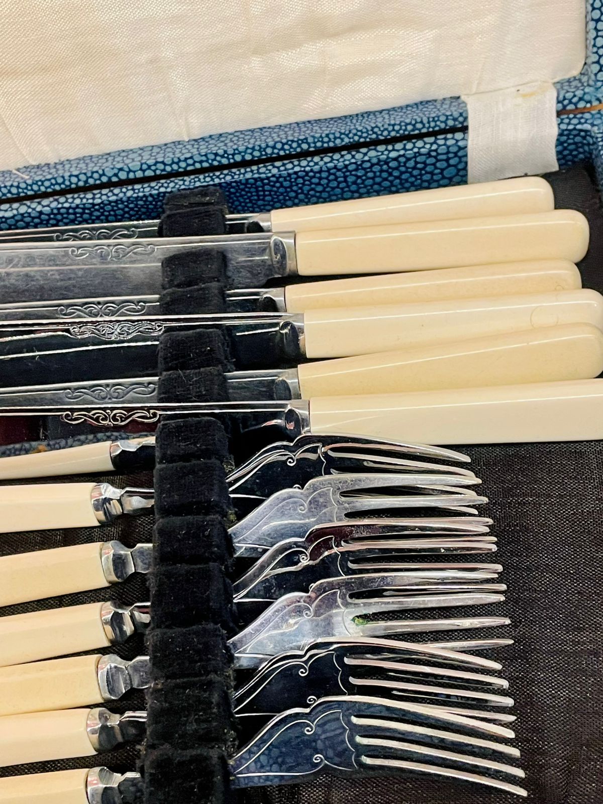 Vintage Cream-Handled Cutlery Set in Presentation Case (12-Piece)