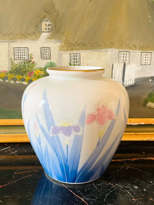 japanese porcelain vase, pastel floral vase, gold rim vase, iris flower vase, hand painted japanese pottery, vintage home decor, oriental porcelain, cottagecore decor, elegant flower vase, sunset kitchen vintage
