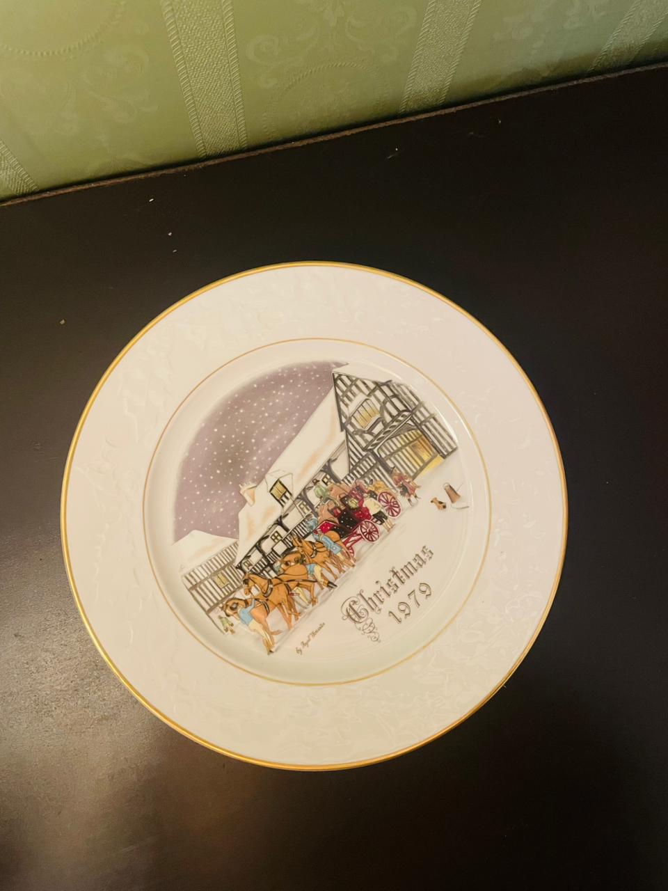 Royal Worcester Christmas 1979 Coachman Plate 9"
