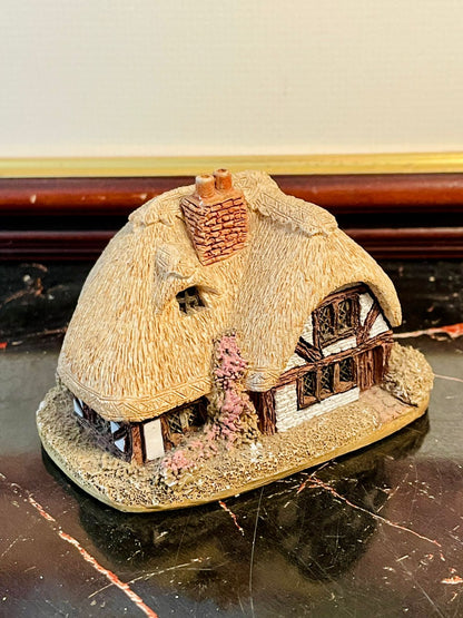 Handcrafted Thatched Roof Cottage Figurine – English Countryside Style