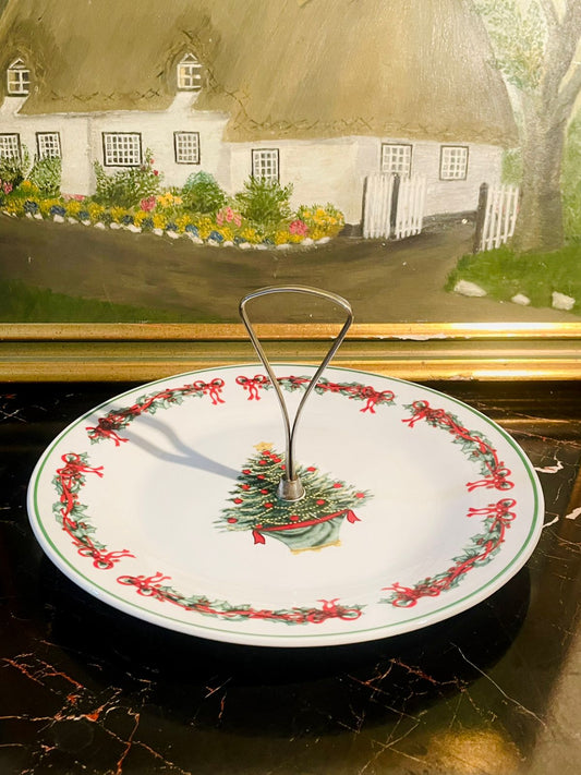 christmasdessertstand, holidayserveware, vintageporcelain, christmasdecorpakistan, teatimesetup, sunsetkitchen, festiveplatter, vintagehomepakistan, holidaybaking, winterdecor, porcelainplate, elegantserveware, sunsetshop