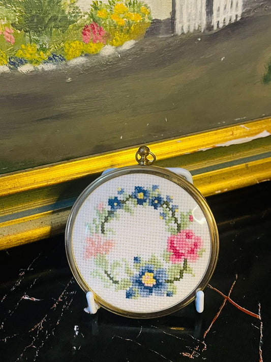Vintage Floral Cross-Stitch Wall Art – Mini Round Frame with Flower Wreath Design