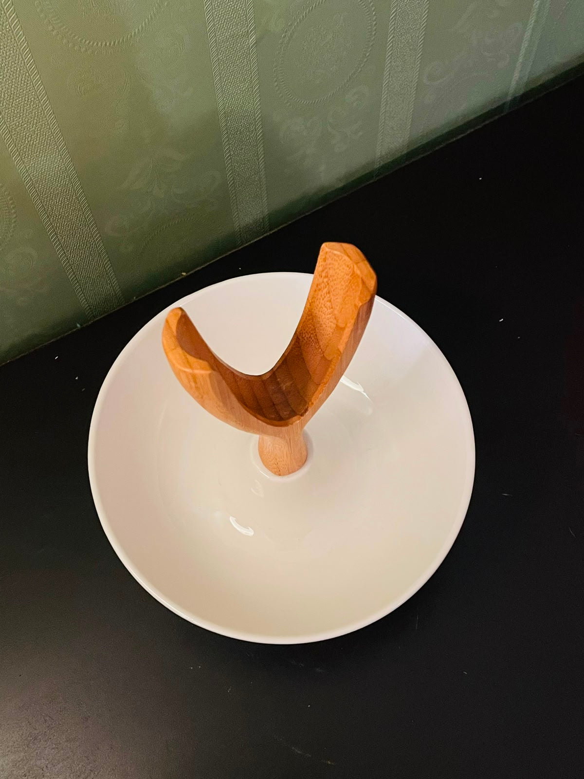 Modern Fruit Bowl with Bamboo Banana Holder 8.5 Inch