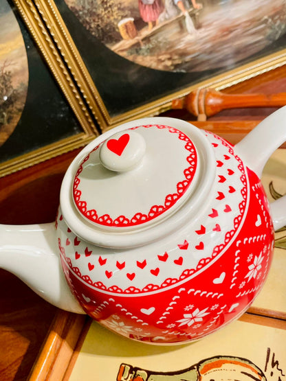 Red Heart Pattern Ceramic Teapot – Festive Winter & Valentine’s Decor