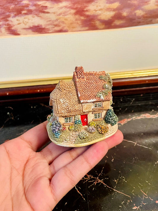 Lilliput Lane, Finders Keepers, The British Collection, English cottage collectible, handmade in England, vintage Lilliput Lane, miniature house ornament, 1999 cottage figurine, collectible cottages UK, British countryside décor