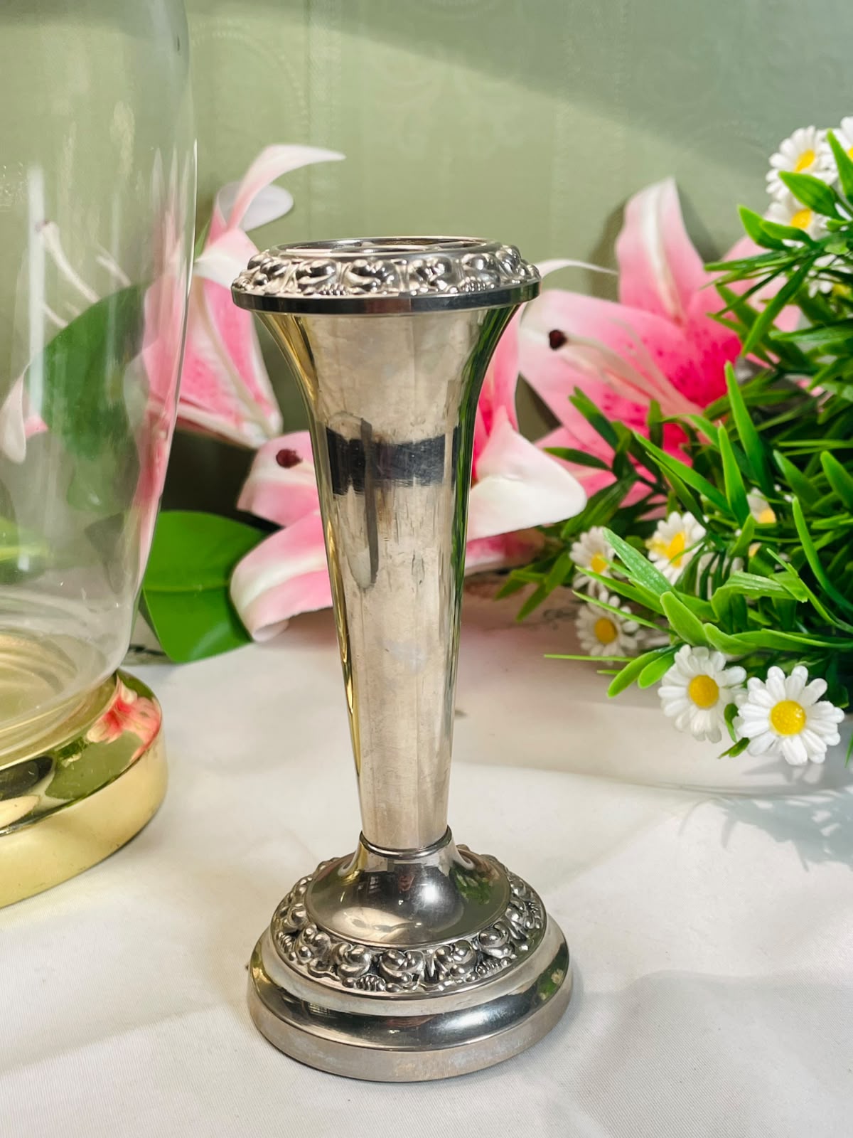 Silver-Tone Pedestal Vase with Ornate Floral Detailing – 15 cm