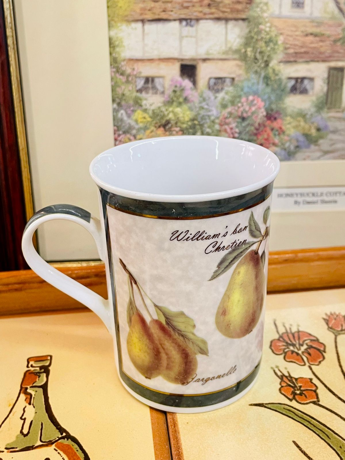 Cloverleaf Porcelain Pear Mug – Vintage Fruit Design