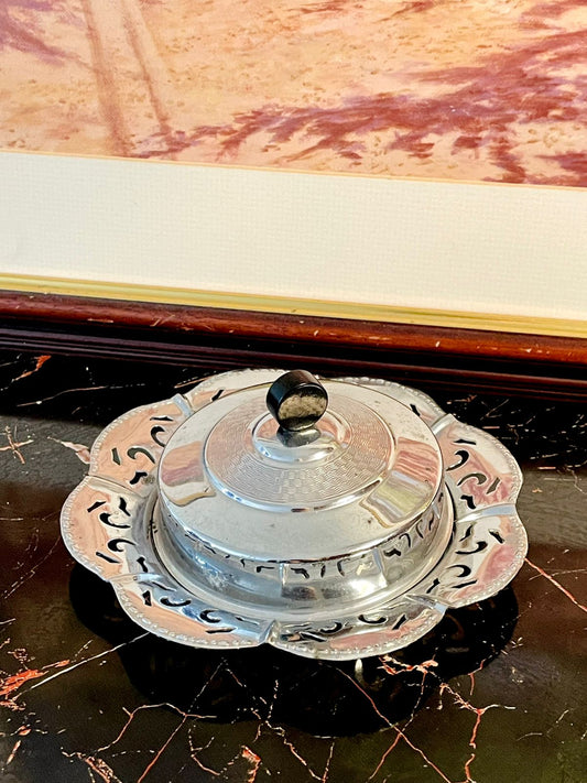 #SilverPlatedServingDish #VintageServingTray #EmbossedTray #DecorativeDish #ServingTrayPakistan #MetalServingTray #TeaTimeServing #VintageHomeDecor #GiftTray #PartyServingDishPakistan