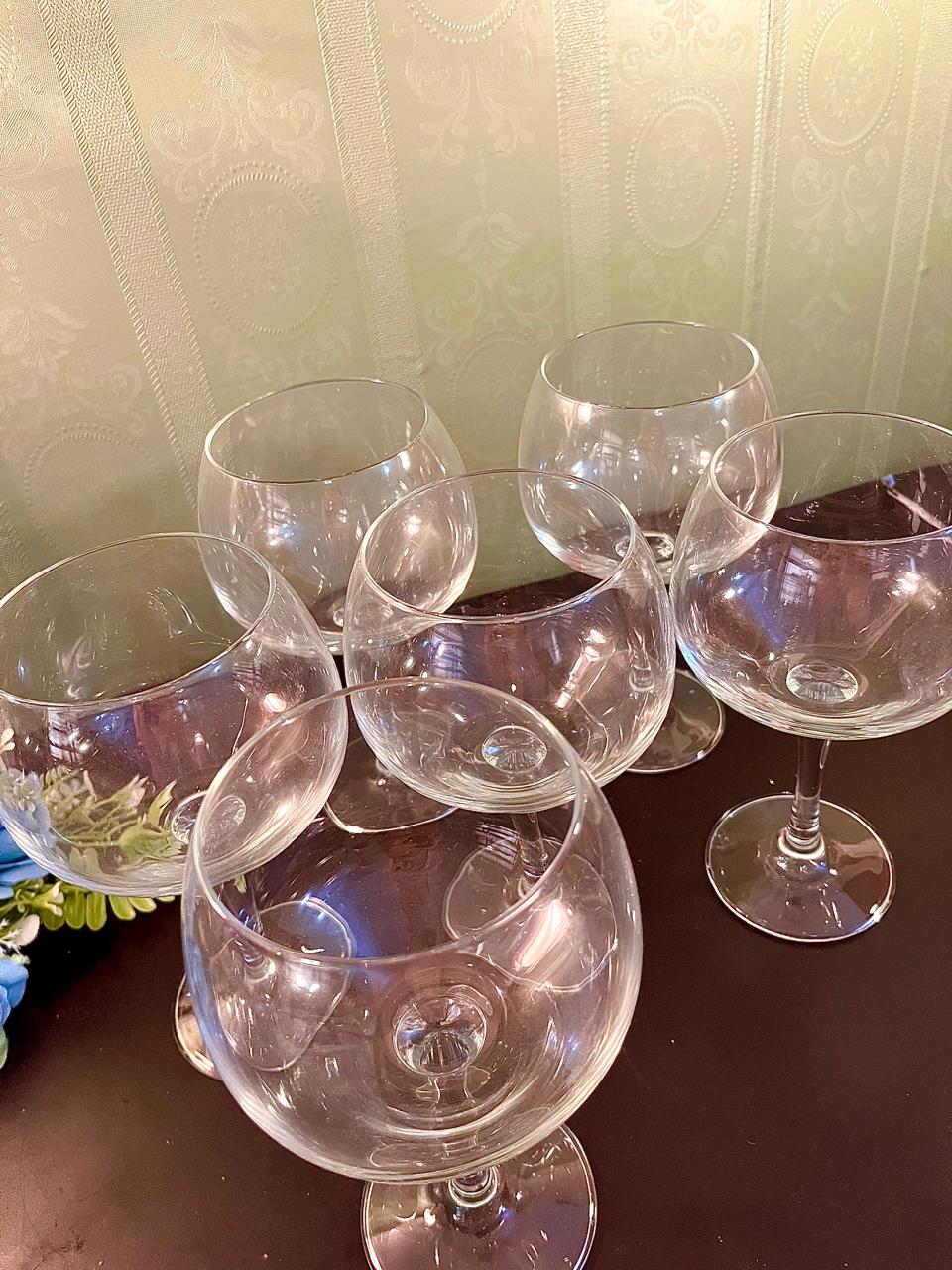 Close up of clear balloon bowl wine glasses
